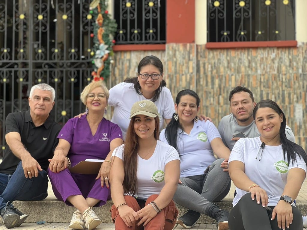 Voluntarios de la fundación Cimentamos Tu Futuro trabajando con la comunidad